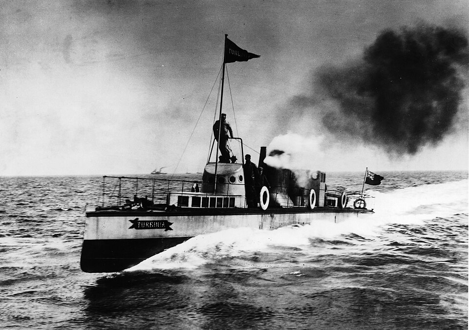 Turbinia at speed, photographed around 1897–1898.